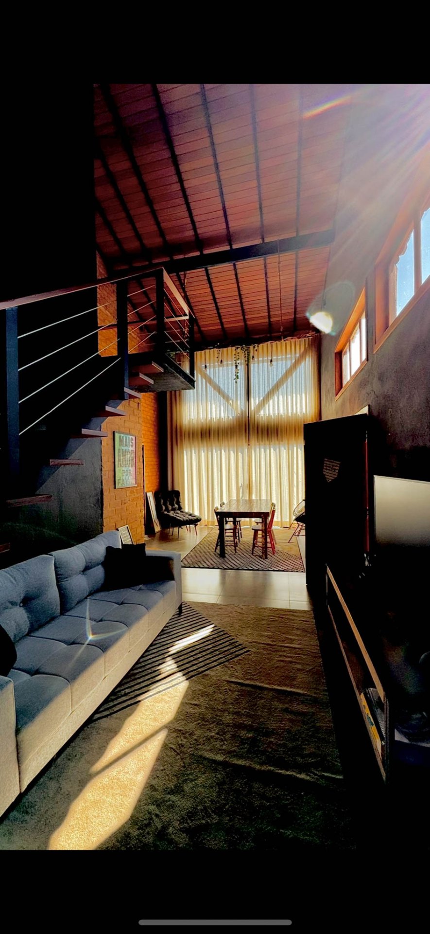 Interior do Loft com hidromassagem de madeira, sauna e janelões para a montanha